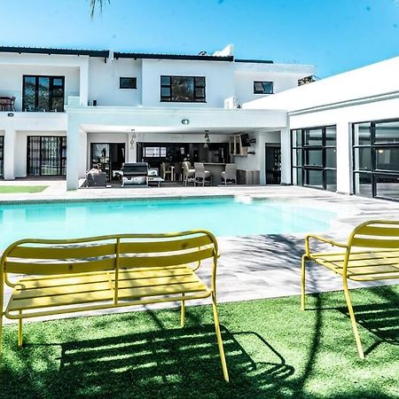 Private Modern 10 Bdrm Home Tucked Away In Sandton Johannesbourg Extérieur photo
