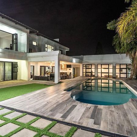 Private Modern 10 Bdrm Home Tucked Away In Sandton Johannesbourg Extérieur photo