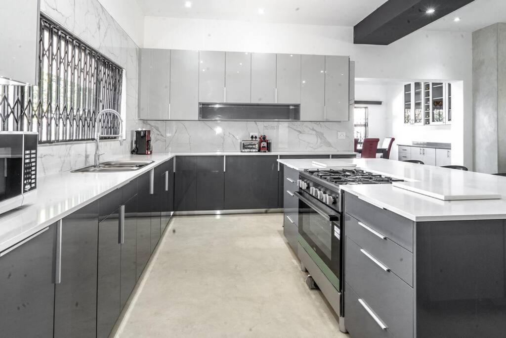 Private Modern 10 Bdrm Home Tucked Away In Sandton Johannesbourg Extérieur photo