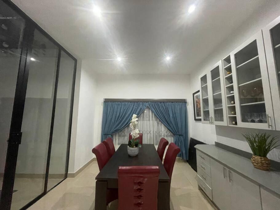 Private Modern 10 Bdrm Home Tucked Away In Sandton Johannesbourg Extérieur photo