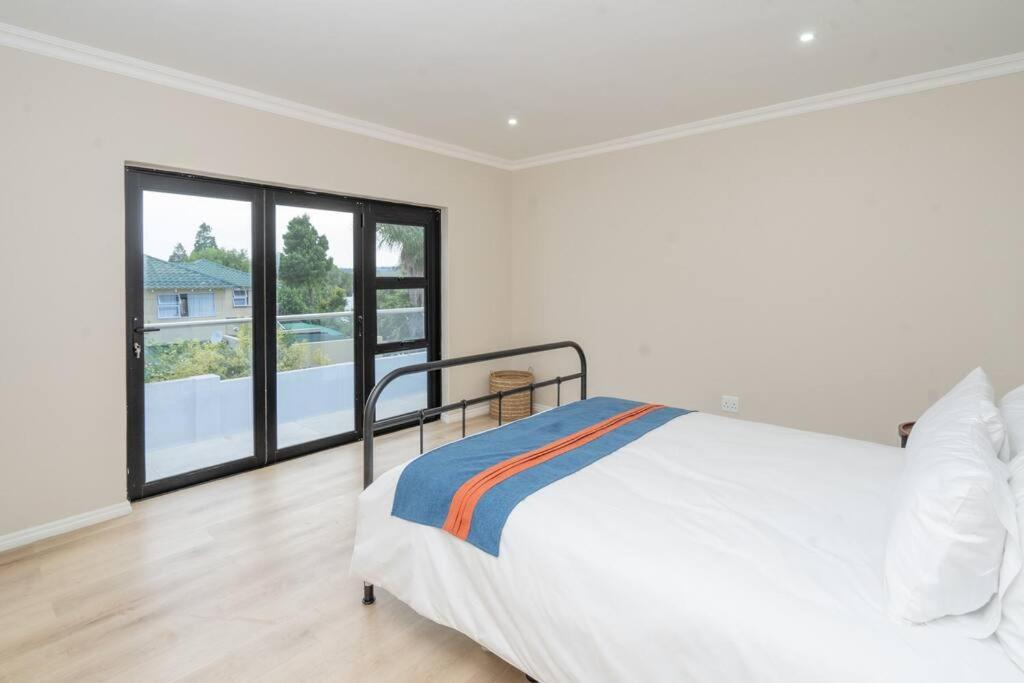 Private Modern 10 Bdrm Home Tucked Away In Sandton Johannesbourg Extérieur photo