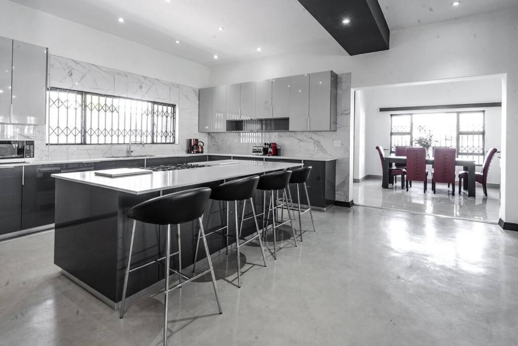 Private Modern 10 Bdrm Home Tucked Away In Sandton Johannesbourg Extérieur photo