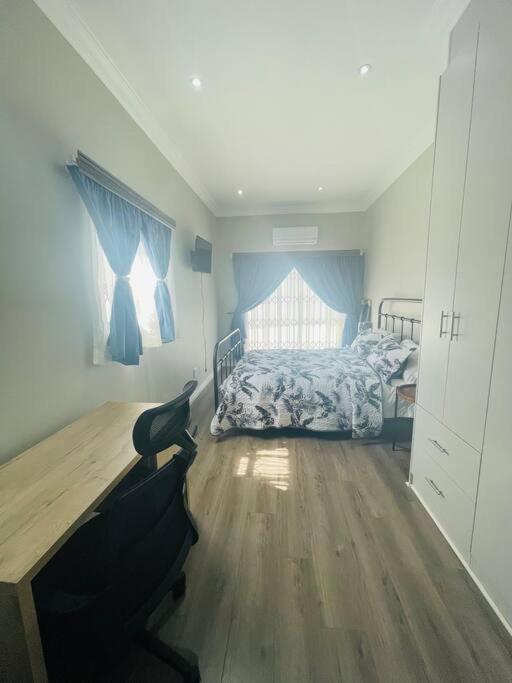 Private Modern 10 Bdrm Home Tucked Away In Sandton Johannesbourg Extérieur photo