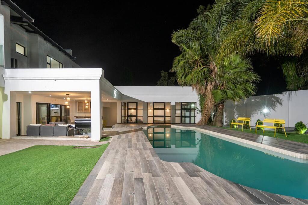 Private Modern 10 Bdrm Home Tucked Away In Sandton Johannesbourg Extérieur photo