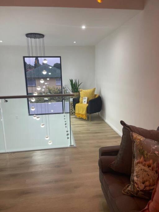 Private Modern 10 Bdrm Home Tucked Away In Sandton Johannesbourg Extérieur photo