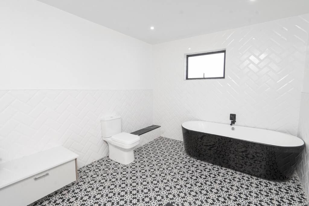 Private Modern 10 Bdrm Home Tucked Away In Sandton Johannesbourg Extérieur photo