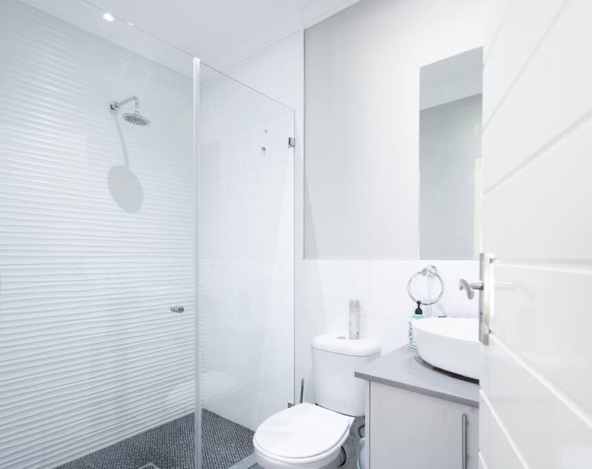 Private Modern 10 Bdrm Home Tucked Away In Sandton Johannesbourg Extérieur photo