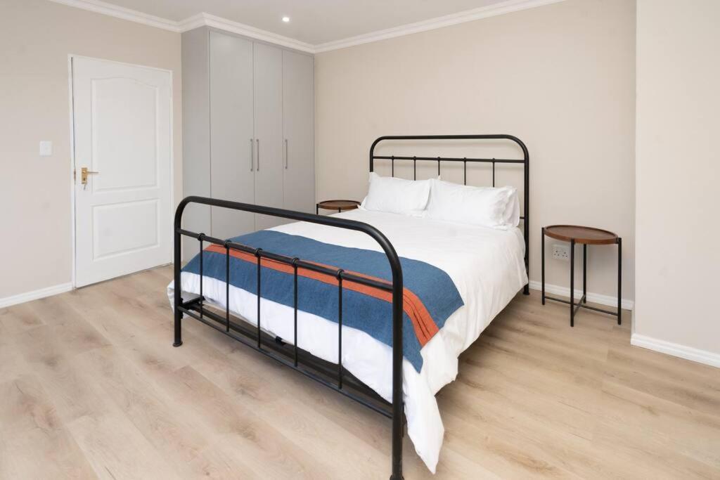 Private Modern 10 Bdrm Home Tucked Away In Sandton Johannesbourg Extérieur photo