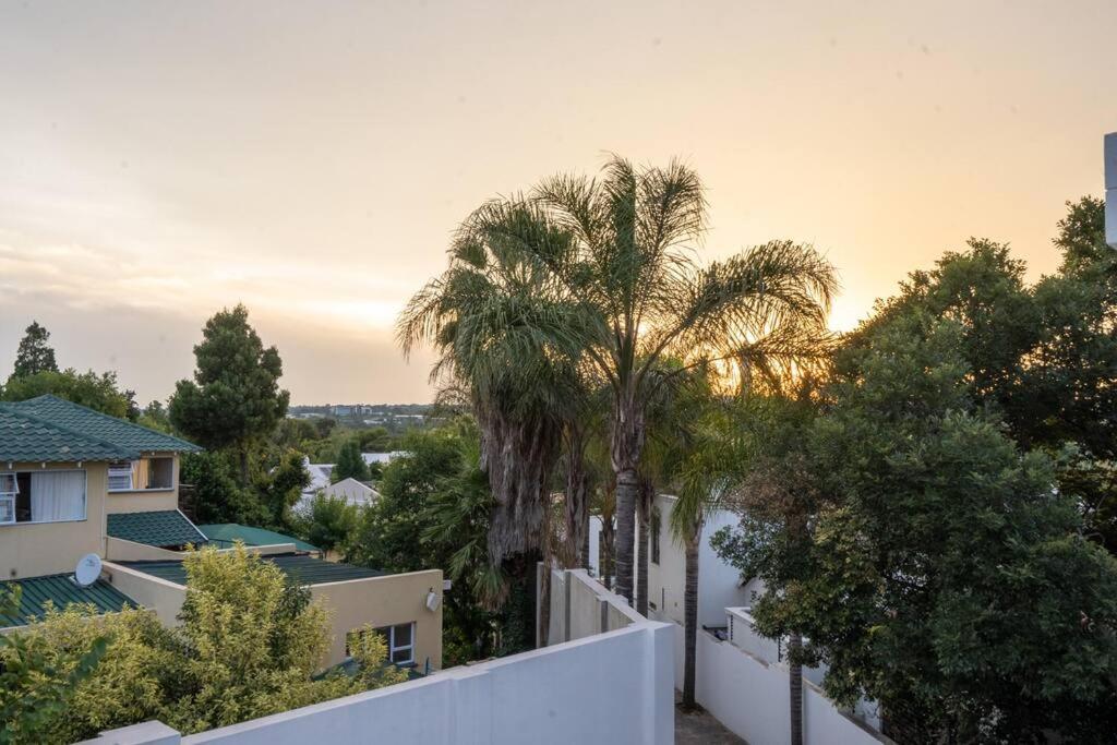 Private Modern 10 Bdrm Home Tucked Away In Sandton Johannesbourg Extérieur photo