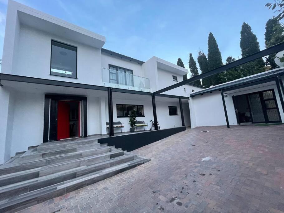 Private Modern 10 Bdrm Home Tucked Away In Sandton Johannesbourg Extérieur photo