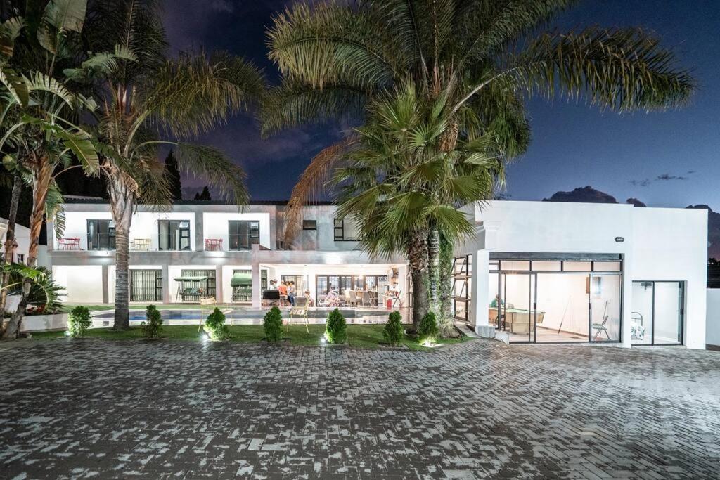 Private Modern 10 Bdrm Home Tucked Away In Sandton Johannesbourg Extérieur photo