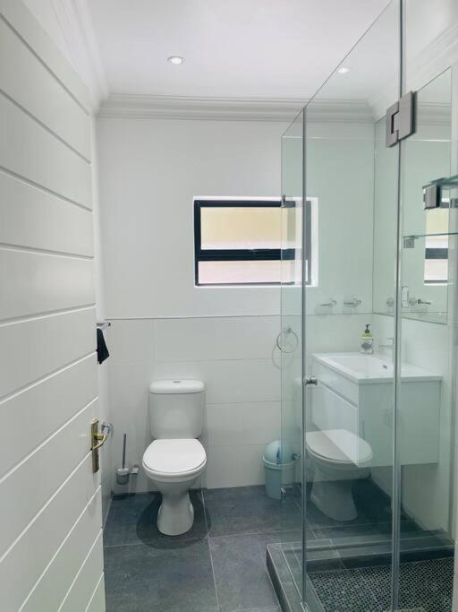 Private Modern 10 Bdrm Home Tucked Away In Sandton Johannesbourg Extérieur photo
