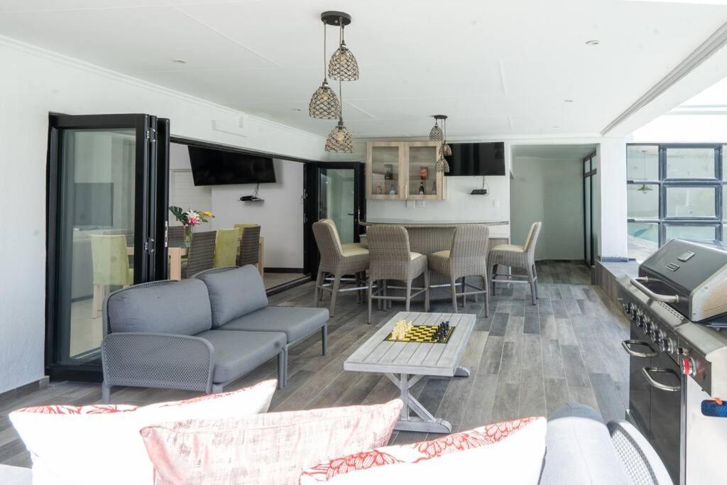 Private Modern 10 Bdrm Home Tucked Away In Sandton Johannesbourg Extérieur photo