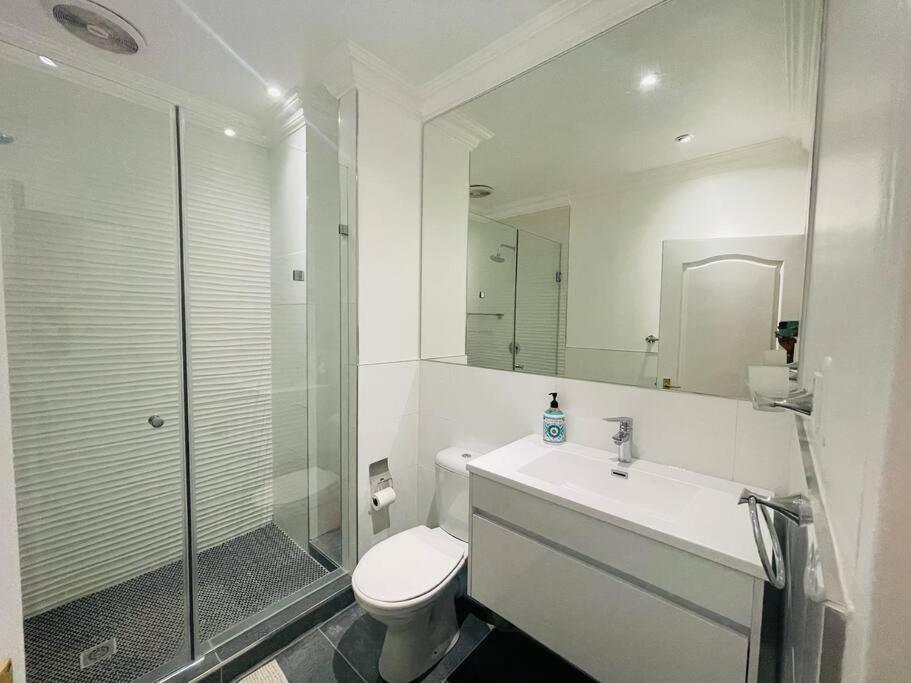 Private Modern 10 Bdrm Home Tucked Away In Sandton Johannesbourg Extérieur photo