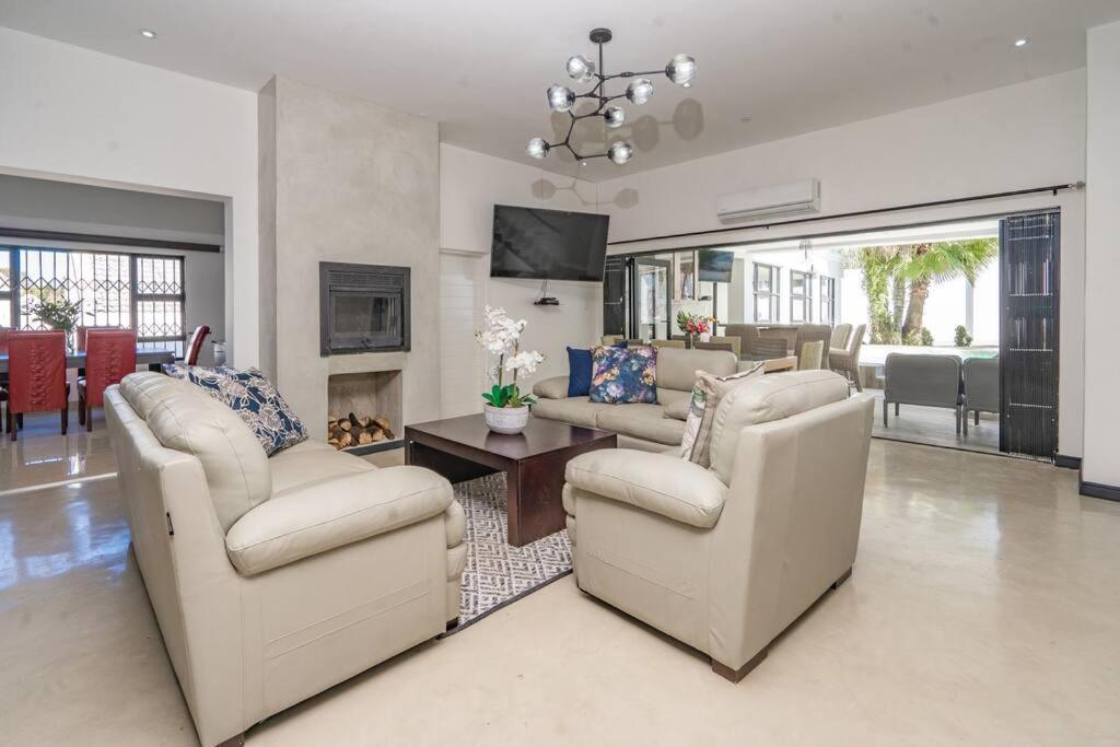 Private Modern 10 Bdrm Home Tucked Away In Sandton Johannesbourg Extérieur photo