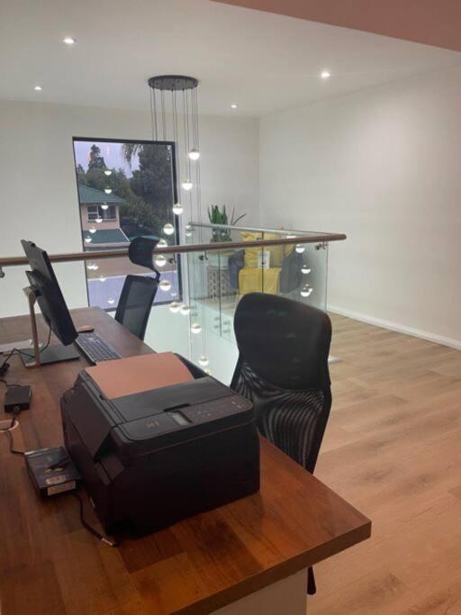 Private Modern 10 Bdrm Home Tucked Away In Sandton Johannesbourg Extérieur photo