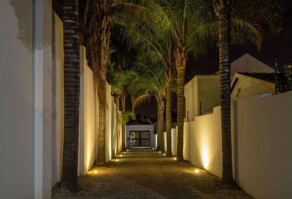 Private Modern 10 Bdrm Home Tucked Away In Sandton Johannesbourg Extérieur photo