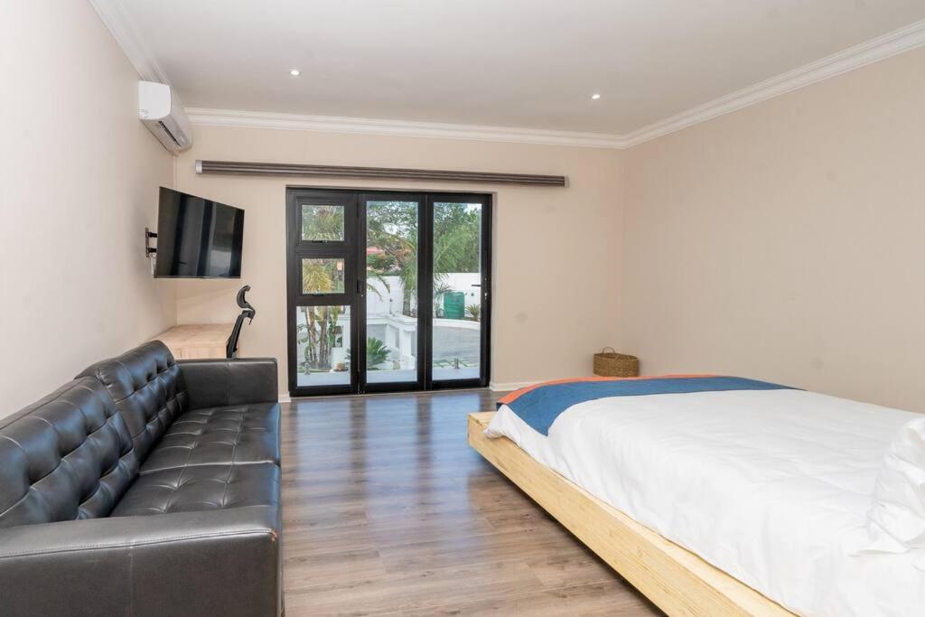 Private Modern 10 Bdrm Home Tucked Away In Sandton Johannesbourg Extérieur photo
