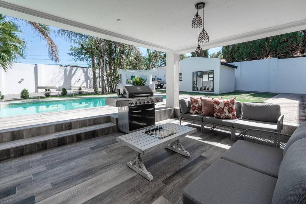 Private Modern 10 Bdrm Home Tucked Away In Sandton Johannesbourg Extérieur photo